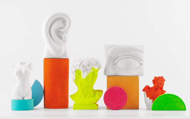 bodegon-de-pequenos-objetos-decorativos-con-colores-vivos